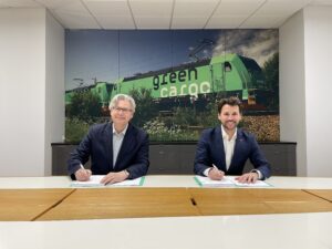 Green Cargos VD Henrik Dahlin och Euromaints VD Gorka Tamayo sitter vid ett bord och skriver under det nya avtalet